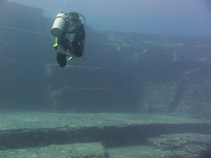 与那国島の海底遺跡とダイバーの写真